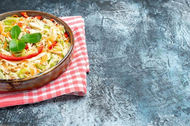 Vista frontal deliciosa ensalada de verduras dentro de la bandeja en la mesa de color gris claro, almuerzo de salud, comida de dieta, comida de color, espacio libre de color