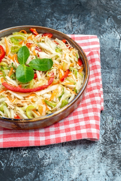 Vista frontal deliciosa ensalada de verduras dentro de la bandeja en la mesa gris claro