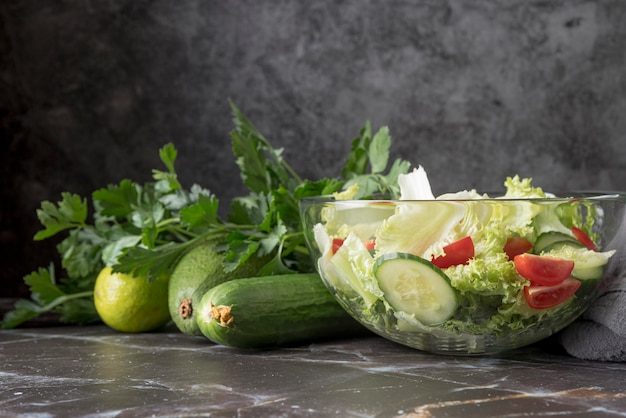 Vista frontal deliciosa ensalada con verduras