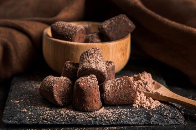 Vista frontal deliciosa merienda de chocolate