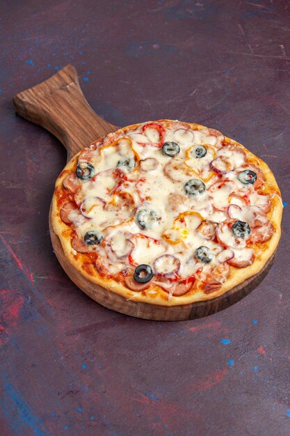 Vista frontal deliciosa pizza de champiñones con queso, aceitunas y tomates en la superficie de color púrpura oscuro comida de pizza de masa de comida italiana