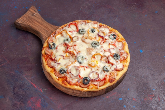 Vista frontal deliciosa pizza de champiñones con queso, aceitunas y tomates en la superficie de color púrpura oscuro comida de pizza de masa de comida italiana