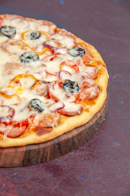Vista frontal deliciosa pizza de champiñones con queso, aceitunas y tomates en superficie oscura comida de pizza de masa de comida italiana