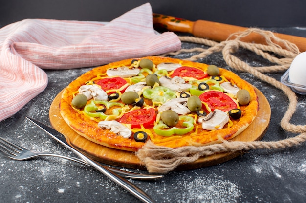 Vista frontal de la deliciosa pizza de champiñones con tomate aceitunas champiñones con cuerdas en la superficie gris