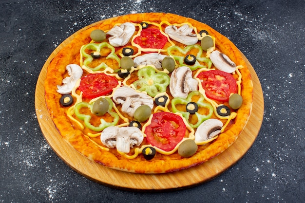 Vista frontal de la deliciosa pizza de champiñones con tomates rojos, pimientos y aceitunas
