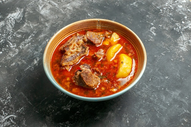 Vista frontal deliciosa sopa de carne con patatas dentro de la placa