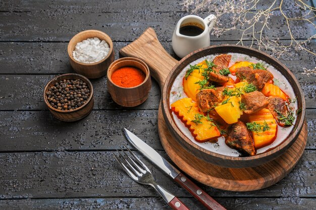 Vista frontal deliciosa sopa de carne con verduras y papas en la comida de carne de salsa de escritorio oscuro