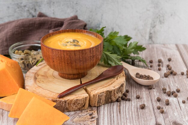 Vista frontal deliciosa sopa de queso y crema