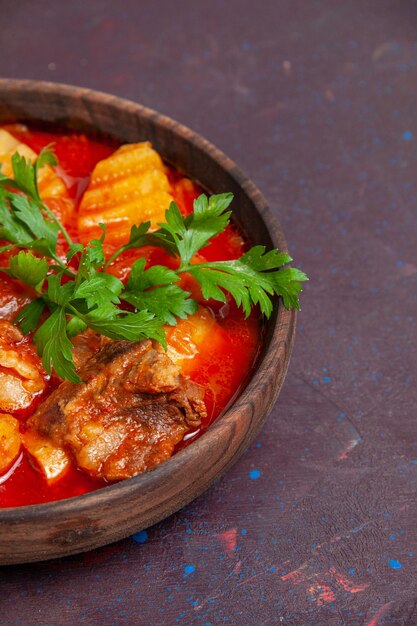 Vista frontal deliciosa sopa de salsa de carne con verduras y papas en rodajas en salsa de superficie oscura sopa comida comida cena