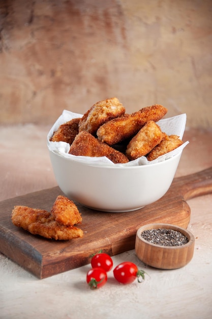 Vista frontal deliciosas alitas de pollo dentro del plato con servilletas sobre fondo claro carne comida horizontal comida hamburguesa