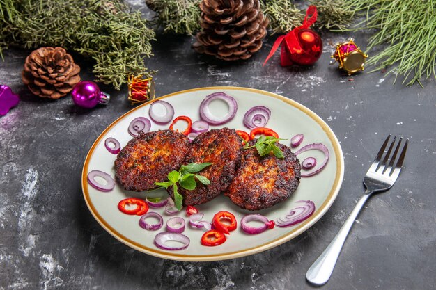 Vista frontal deliciosas chuletas con aros de cebolla