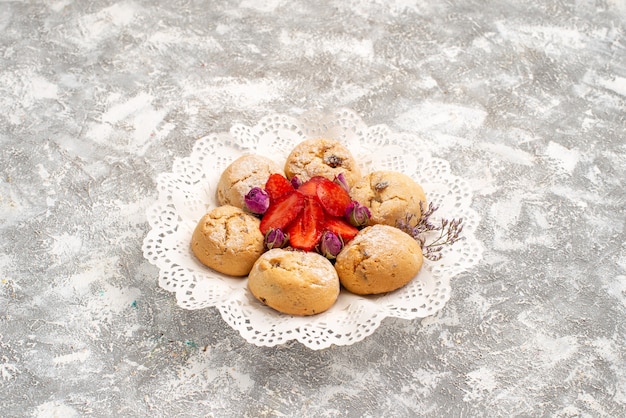 Vista frontal deliciosas galletas de arena con fresas frescas en el espacio en blanco