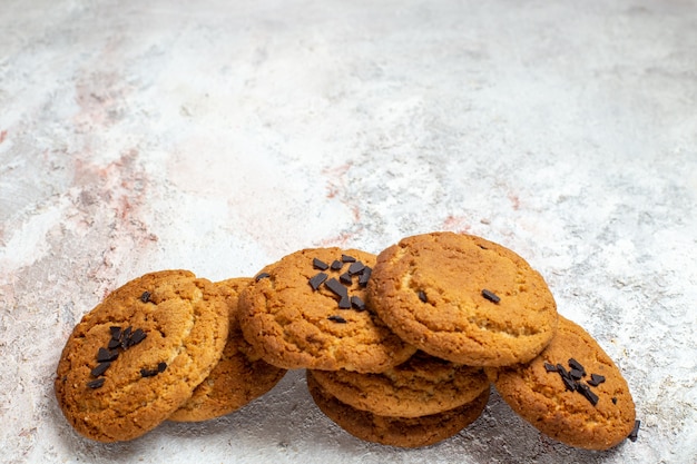 Vista frontal deliciosas galletas de azúcar de masa de arena en el espacio en blanco