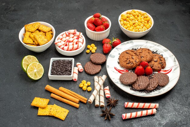 Vista frontal deliciosas galletas choco con diferentes bocadillos