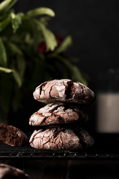 Vista frontal deliciosas galletas de chocolate listas para ser servidas