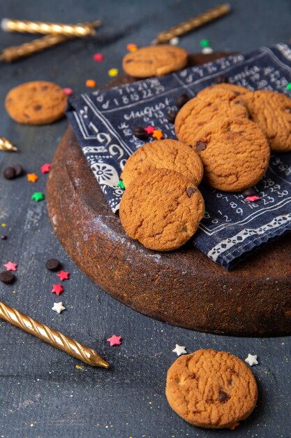 Vista frontal de deliciosas galletas de chocolate con velas