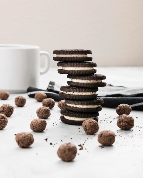 Vista frontal de deliciosas galletas para el desayuno.