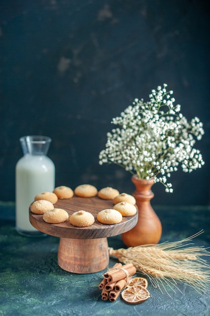 Vista frontal deliciosas galletas dulces en superficie azul