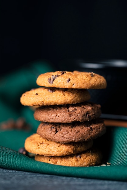 Vista frontal deliciosas galletas con sabor en la mesa