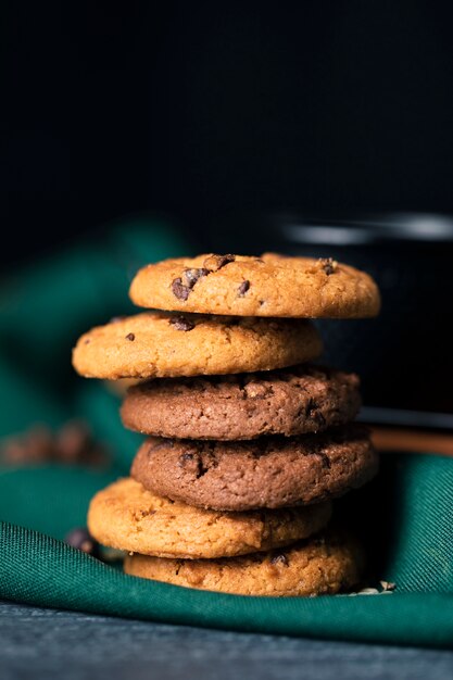 Vista frontal deliciosas galletas con sabor en la mesa