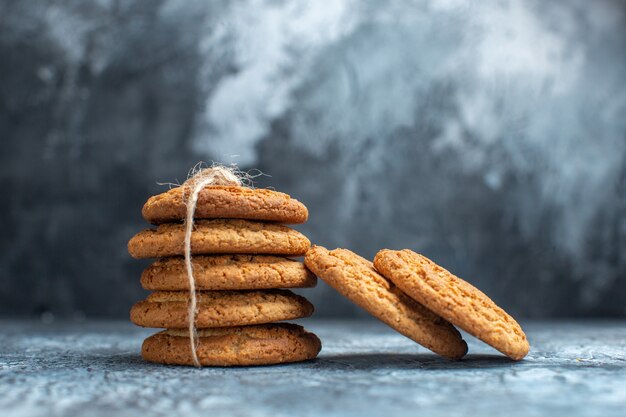 Vista frontal deliciosas galletas sobre fondo claro