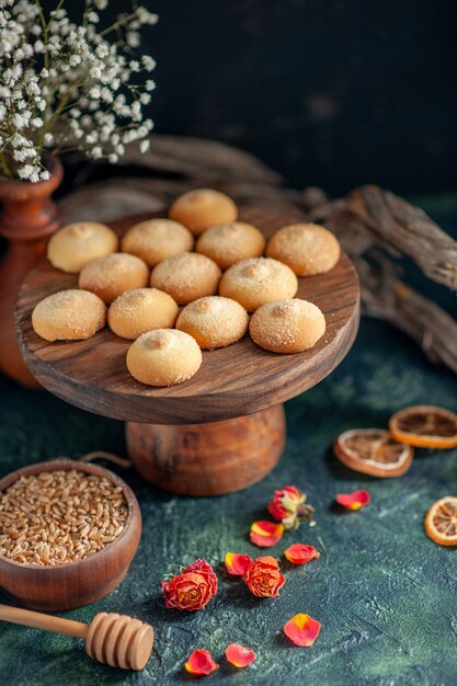 Vista frontal deliciosas galletas en la superficie azul oscuro