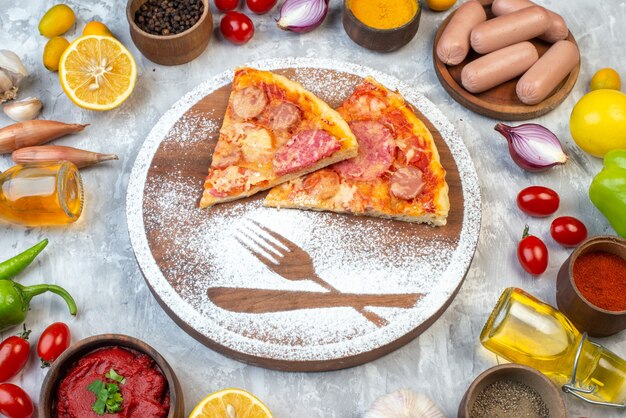 Vista frontal deliciosas rebanadas de pizza con verduras frescas en blanco