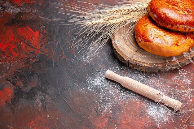 Vista frontal deliciosas tartas para el té en la mesa oscura tarta de pastelería tarta dulce