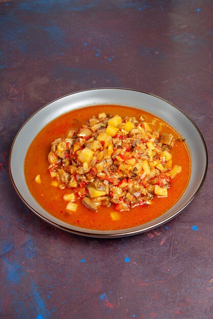 Vista frontal deliciosas verduras cocidas en rodajas con salsa sobre el fondo oscuro sopa de salsa comida vegetal