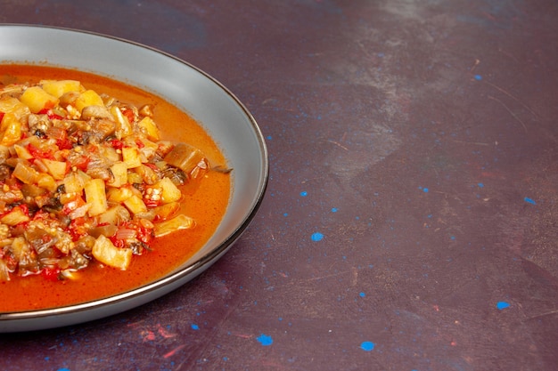 Vista frontal deliciosas verduras cocidas en rodajas con salsa sobre el fondo oscuro sopa de salsa comida vegetal