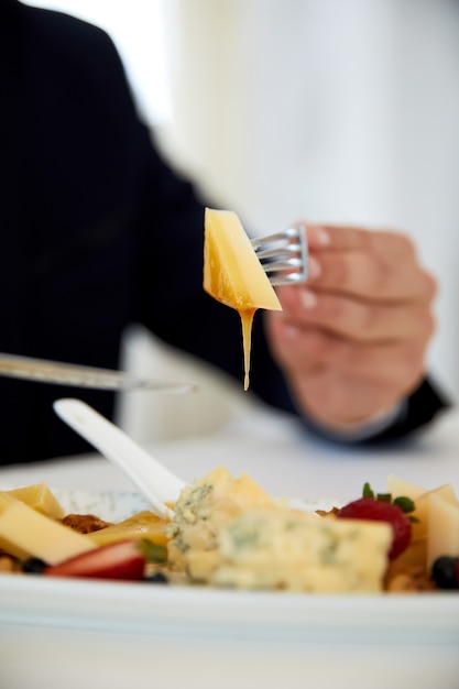 Vista frontal de un delicioso almuerzo de negocios, fresa y queso sabroso.