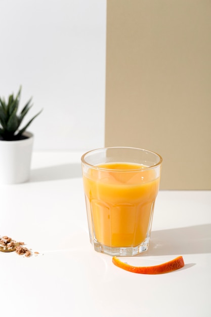 Foto gratuita vista frontal delicioso arreglo de batido de naranja