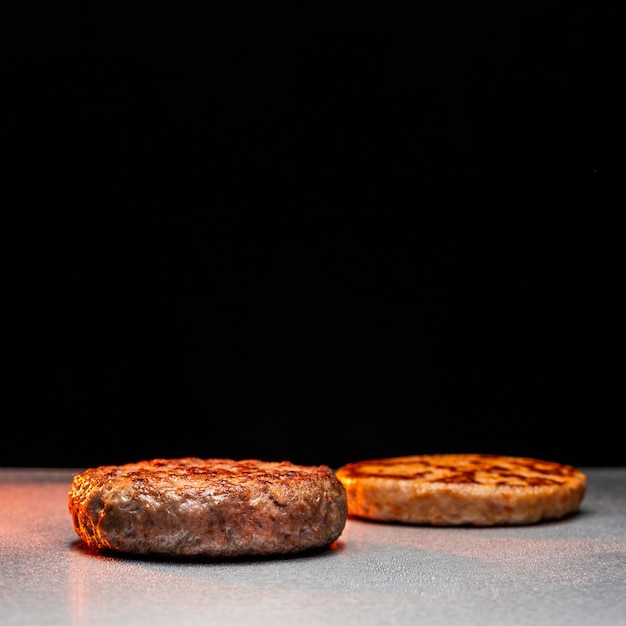Vista frontal del delicioso arreglo de hamburguesas