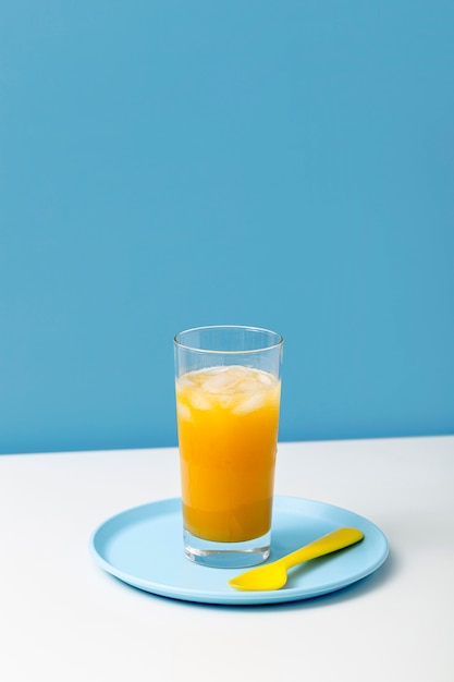 Foto gratuita vista frontal delicioso batido de naranja