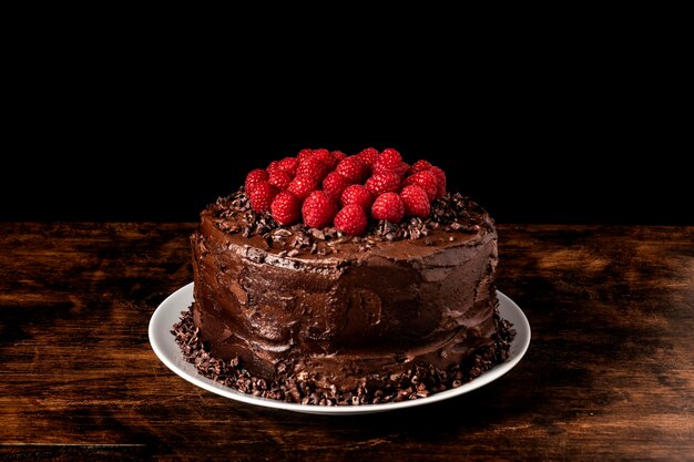 Vista frontal del delicioso concepto de pastel de chocolate