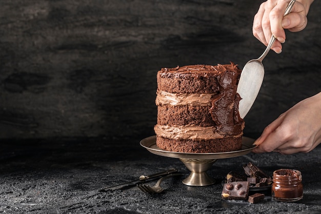 Foto gratuita vista frontal del delicioso concepto de pastel de chocolate
