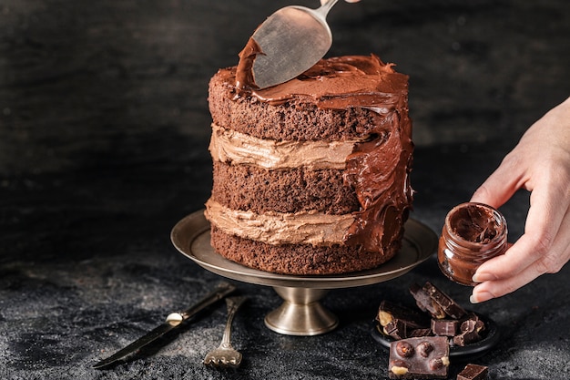 Foto gratuita vista frontal del delicioso concepto de pastel de chocolate