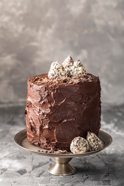 Vista frontal del delicioso concepto de pastel de chocolate