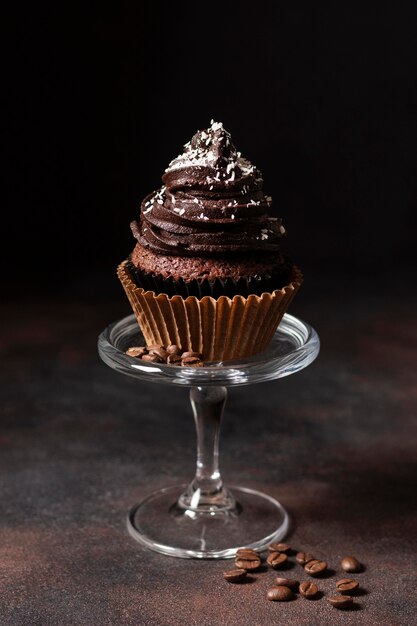 Vista frontal del delicioso cupcake de chocolate