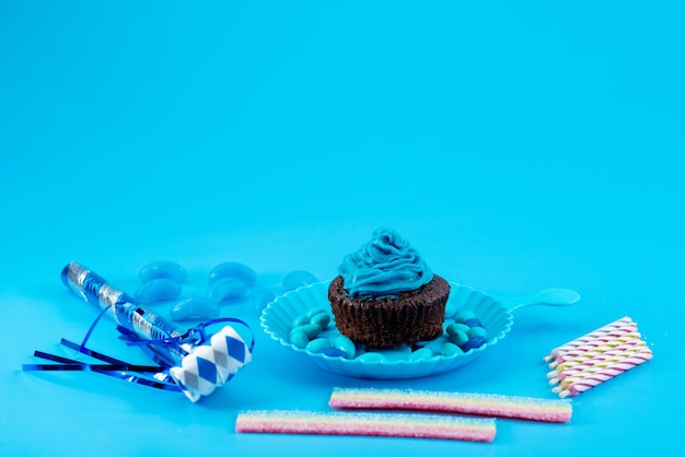 Una vista frontal delicioso marrón con azul, crema sobre azul, pastel de galleta de color azúcar