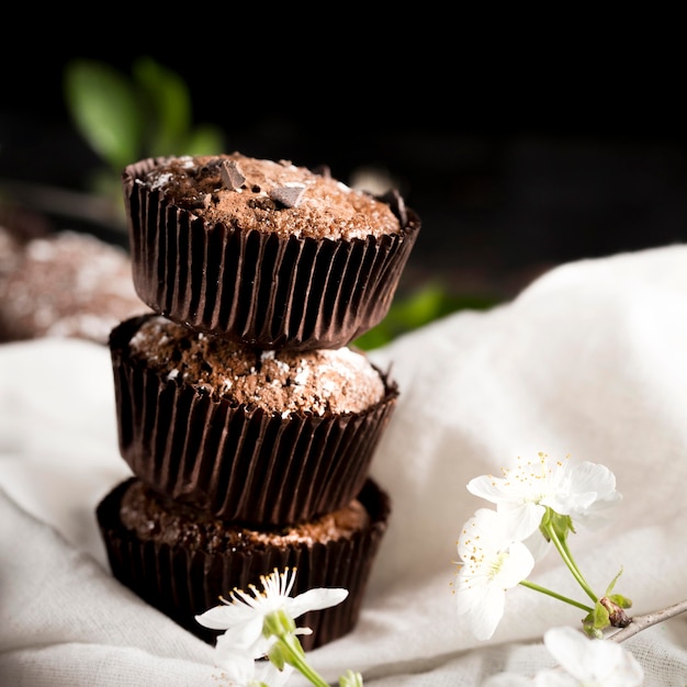 Foto gratuita vista frontal del delicioso muffin de chocolate