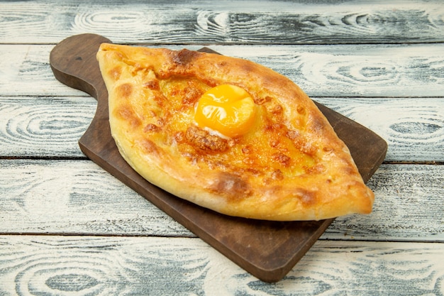 Vista frontal delicioso pan de huevo horneado en escritorio rústico gris