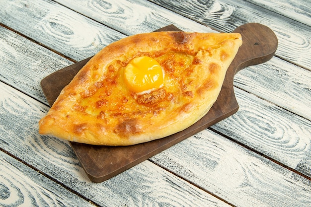 Vista frontal delicioso pan de huevo horneado en escritorio rústico gris