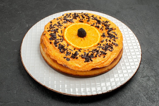 Vista frontal delicioso pastel con chispas de chocolate y rodajas de naranja sobre fondo oscuro pastel de té pastel de postre galleta de frutas