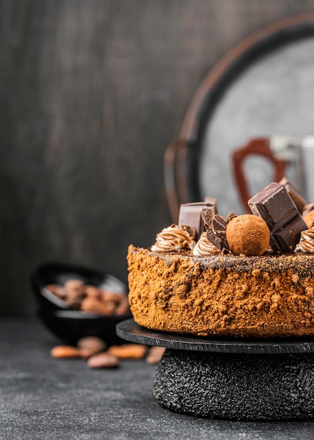 Foto gratuita vista frontal del delicioso pastel de chocolate en el stand