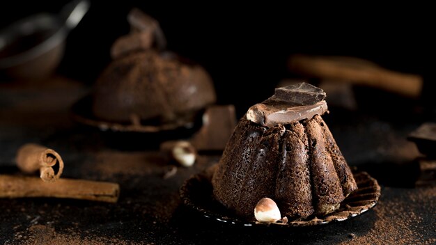 Vista frontal del delicioso pastel de chocolate