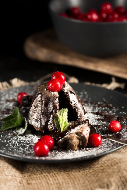 Foto gratuita vista frontal del delicioso pastel de chocolate