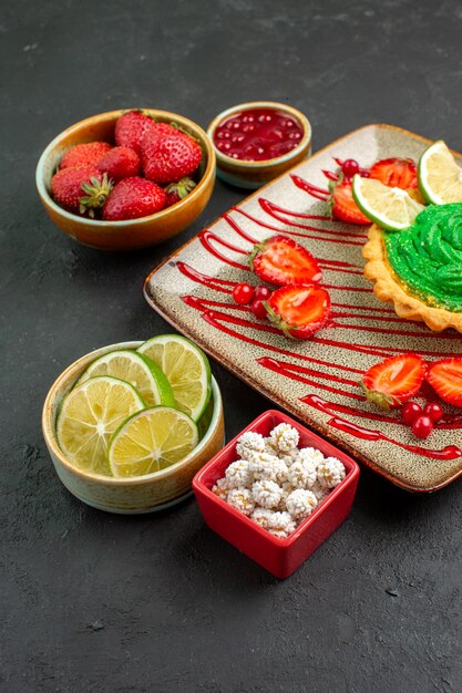Vista frontal delicioso pastel cremoso con frutas