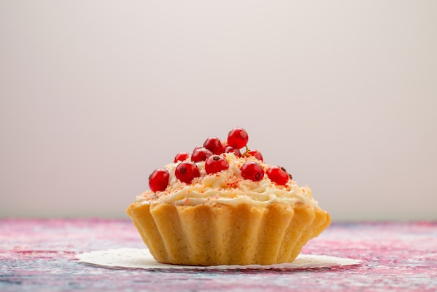 Foto gratuita vista frontal delicioso pastel d con crema de arándanos rojos frescos aislados en la fruta del escritorio de luz