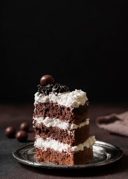 Foto gratuita vista frontal del delicioso pastel con espacio de copia